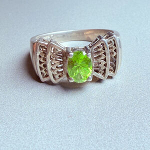 Modernist Sterling Silver 925 Solitaire 1.15 CT Green Peridot Gemstone Bow Ring